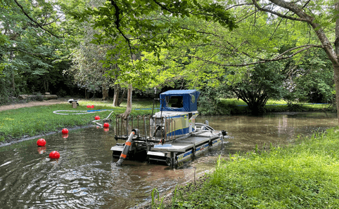 Engin amphibie – curage de lagune sous eau